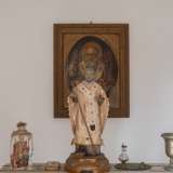 La minuta cappella, dedicata a San Nicola, ospita un altarino, statue e dipinti dedicati al Patrono di Bari

